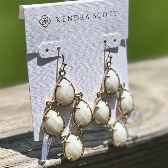 Kendra Scott Caroline Earrings Mother of Pearl Gold | Vintage KS Bridal Neutral - Picture 6 of 7
